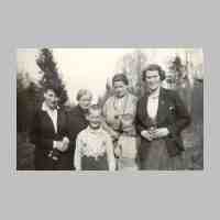 039-0016 Johannes und Siegfried Zoellner, sowie die Mutter und Oma mit Freundinnen .jpg